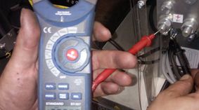 IMES: Investigación y Mantenimientos Eléctricos persona realizando mantenimiento industrial