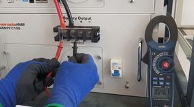 IMES: Investigación y Mantenimientos Eléctricos persona realizando instalación eléctrica