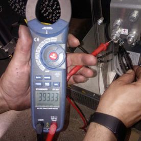 IMES: Investigación y Mantenimientos Eléctricos persona realizando trabajo eléctrico